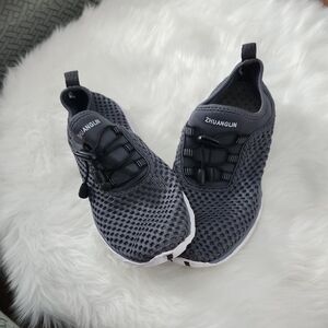 Zhuanglin Gray Mesh Sneakers